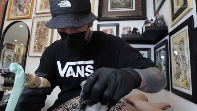 TATTOO ARTIST gets BUTT TATTOO | Mandala bum tattoo (13 hours total) part 2 смотреть онлайн