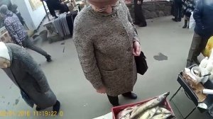 Торговля живой рыбой на рынке-веселюсь!!!