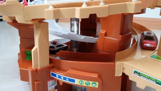 Мультик про игрушечные машинки, автоматический игрушечный гараж, парковка и жд переезд