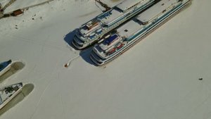 Теплоходы " Водохода"во льдах Волги.