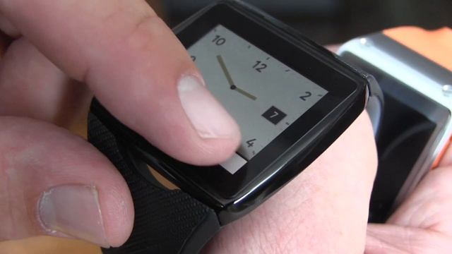 Qualcomm Toq vs. Samsung Galaxy Gear - Smartwatches im Vergleich auf der IFA 2013 смотреть онлайн