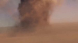 Crazy guy running towards a tornado!/парень бежит навстречу торнадо