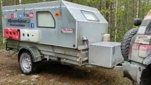 Самодельный жилой модуль на рыбалке, озеро глубокое