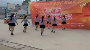 Китайские девушки танцуют на улице