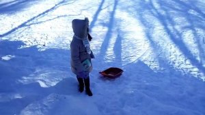 Катаюсь на санках. Очень большая горка.