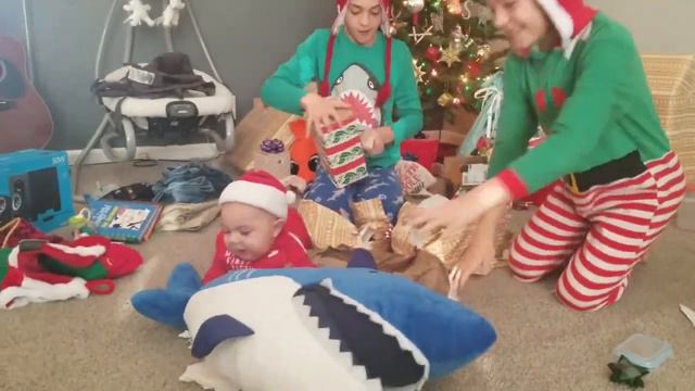 Baylor gets a TV!!! I get a gopro!! My mom gets a new phone!?!? | Christmas Vlog 2020 смотреть онлайн