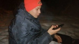 Бомж плачет. Разбил телефон