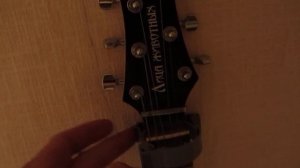 Простейшая стойка для гитары, крепление на стену за пару минут и минимум усилий