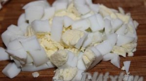 Салат с курицей и зеленым горошком