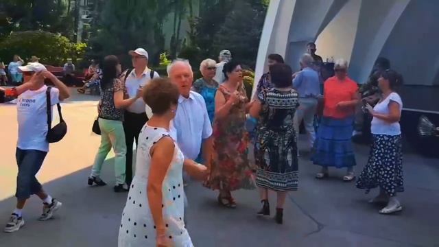 СРЕДЬ БЕРЕЗ ДА СОСЕН ЗАБЛУДИЛАСЬ ОСЕНЬ 6.08.2023 ХАРЬКОВ ТАНЦЫ смотреть онлайн