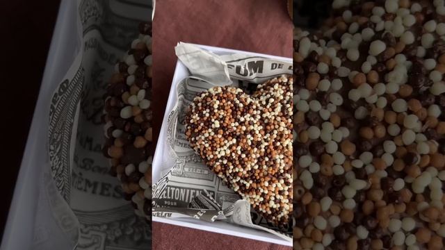 Сердце из молочного шоколада с хрустящими шариками и конфетами из белого шоколада внутри ?? смотреть онлайн