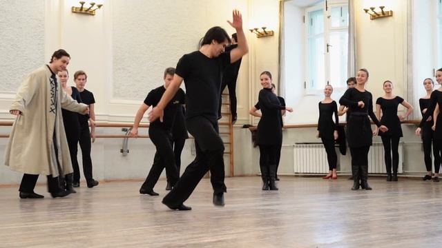 На репетиции "Ночь на Лысой горе", картина первая "Народные гуляния". Балет Игоря Моисеева. смотреть онлайн