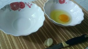 Проверяю популярный лайфхак из Тик-Тока, отделение желтка от белка с помощью чеснока