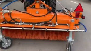 Щеточное оборудование на трактор с гидроприводом, бункером, системой увлажнения и лотковой щеткой Щ