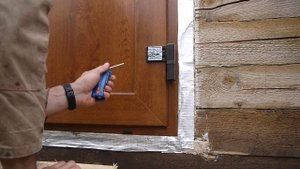 Дверь ПВХ задевает за порог, как исправить?