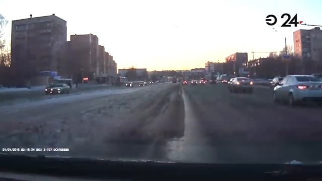 Женщина попала под колеса авто смотреть онлайн