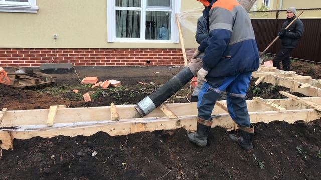 Заливка фундамента в опалубку Бетононасосы в работе 36м Дом  / Гараж / Вход в дом смотреть онлайн