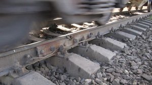 Грузовой поезд выходит со станции Рыбацкое