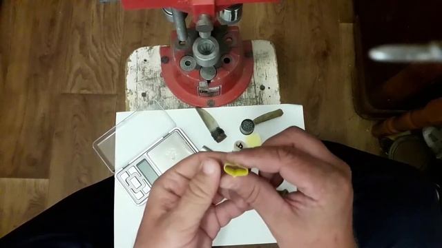 Снаряжение пластиковых гильз 28 калибра с использованием стаканчика для дроби. смотреть онлайн