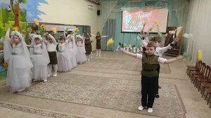 Танец детского сада под "Аист на крыше". 27.04.2021г.