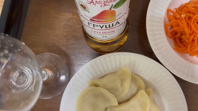 Мукбанг. Mukbang. Вареники с картошкой и морковьча.