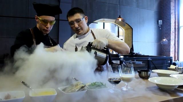 А вы уже пробовали мороженое с жидким азотом и мясом!?) смотреть онлайн