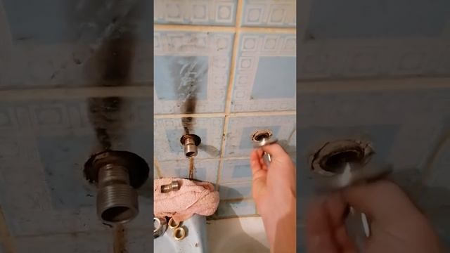 Смеситель для ванны не прикручивается на кривые трубы. смотреть онлайн