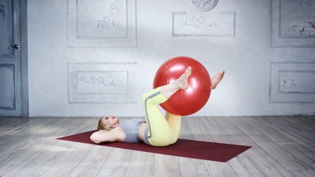 Фитнес дома. Укрепляем прямые мышцы живота. Упражнение с фитболом 3