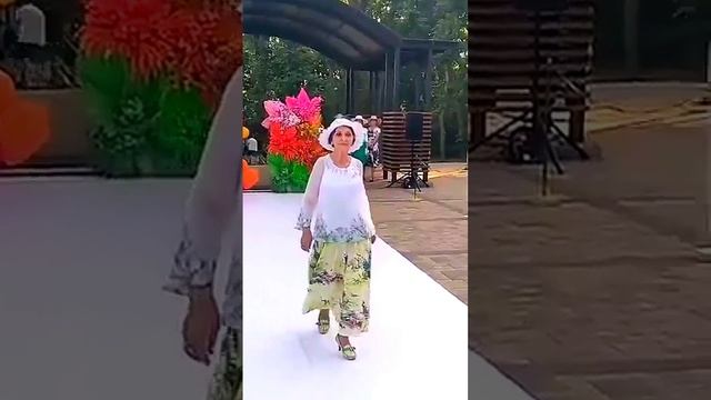 Мама дефилирует в 82 года на каблуках. #shorts