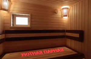 Небольшая уютная домашняя парная, печь из нержавейки в каменной облицовке.