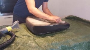 Чистка сидения автомобиля моющим экстрактором Kärcher.