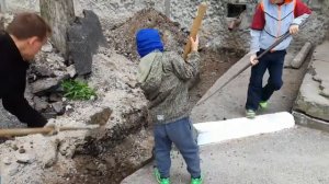 Как выкопать траншею лопатой?!=)