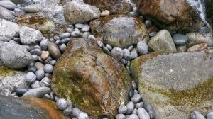 Шум моря, шорох гальки, дыхание древних скал. Живой звук.