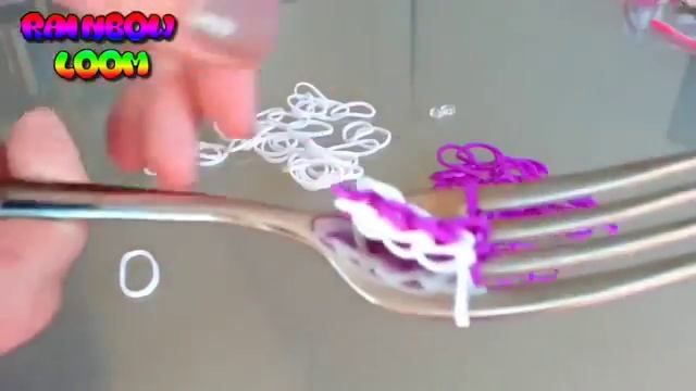 Как плести простой браслет из резинок на вилке смотреть онлайн