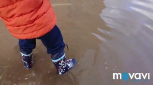 Упал в лужу. Савелий первый раз бегает по лужам
