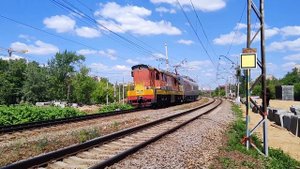 Тепловоз ЧМЭ3 - 6005 следует с вагоном лабораторией контактной сети