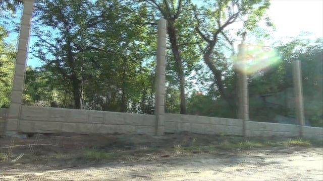 Установка двухстороннего забора «Френкрит» (бетонный еврозабор) смотреть онлайн