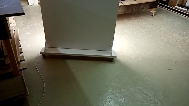 Гримёрное зеркало на подставке с колёсами
