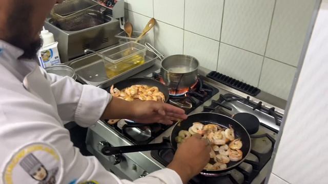 КАК ЛУЧШЕ ГОТОВИТЬ КРЕВЕТКИ ? ИДЕАЛЬНО #креветки смотреть онлайн