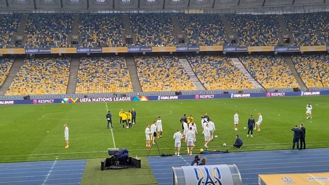 Сборная Украины выходит на тренировку перед матчем с Испанией