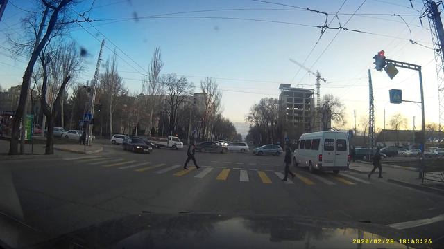 Бус проехал на красный свет смотреть онлайн