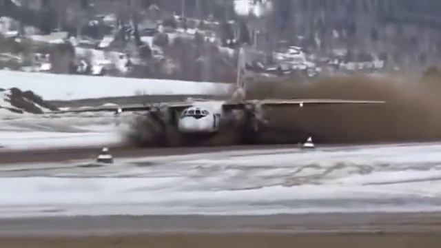 UTAir-Aviation Ан-24 взлетает с раскисшей полосы An-24 flies起飛從泥濘的地帶 смотреть онлайн