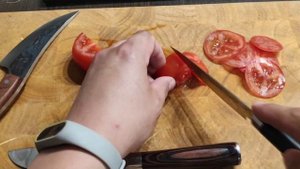 Совсем не для того! Для чего на самом деле делают отверстия на разделочной доске