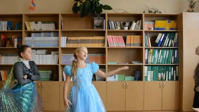 Страна читающая — «Гимназия № 7» читает произведение «Стрекоза и Муравей» И. А. Крылова смотреть онлайн