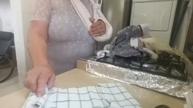 Как складывать полотенца кухонные одной рукой смотреть онлайн