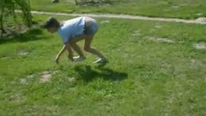 Девочка подражает лошади