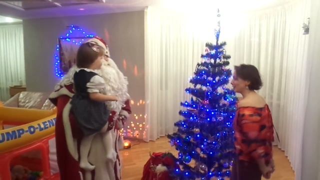 К нам пришел Дед Мороз 1-1-2017 Полине принесли подарки Москва смотреть онлайн