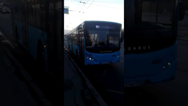 Голубой эко автобус на газу марки ВолгаБус подъезжает на остановку.Транспортная система будущего.