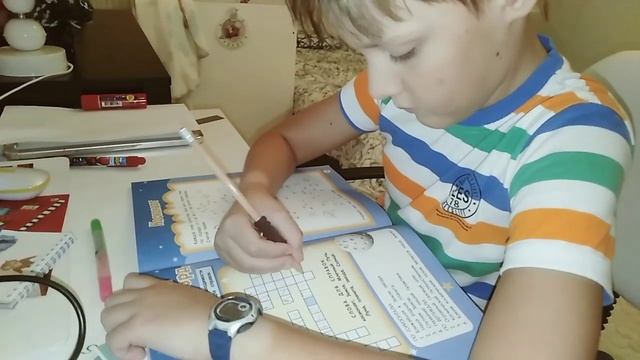 Решает кроссворд) смотреть онлайн