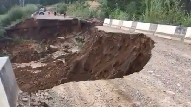 Оползень разрушил дорогу к спорткомплексу Высокогорье в Чите.